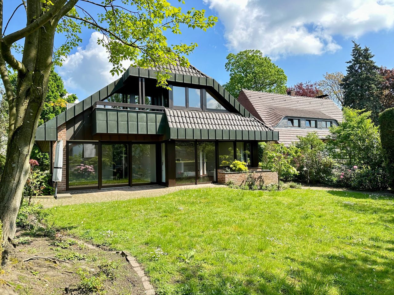 Moderne Eleganz und Grünoase mitten in Kleve:  Einfamilienhaus mit großzügiger Fensterfront und traumhaften Garten